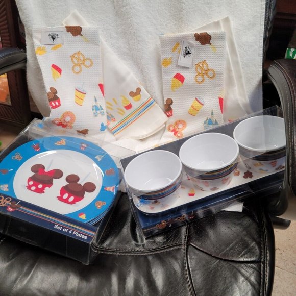 NWT Matching Disney ICON Set of 4 plates, Appetizer & Towel Sets - Picture 14 of 15